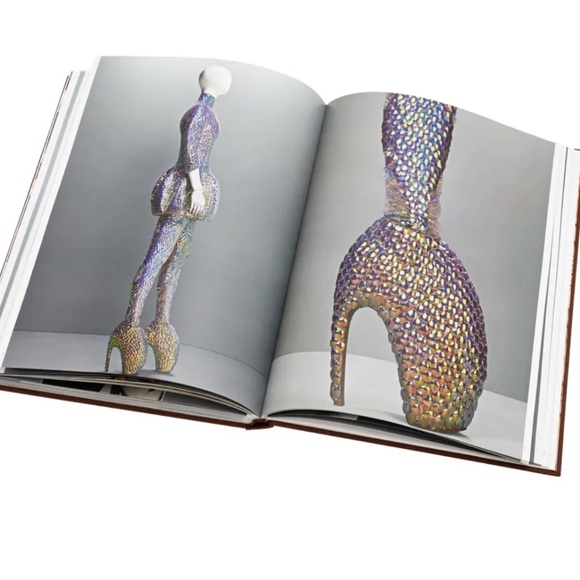 Bundle *NEW* GIANT McQueen + CHANEL BONUS! Designer XL Coffee Table Book - Picture 6 of 6